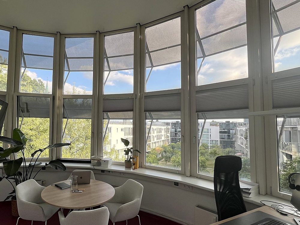 Panoramablick durch die runde Fensterfront unseres Büros ins Grüne